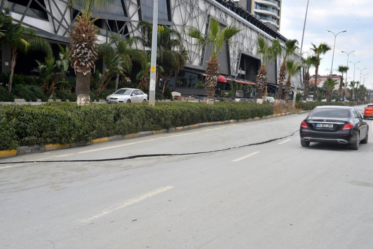 İskenderun'da sahil yolu depremde çöktü; büyük yarıklar oluştu