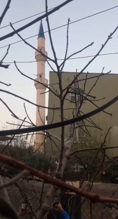 Kontrollü şekilde yıkılan minare 3 katlı evin üzerine devrildi