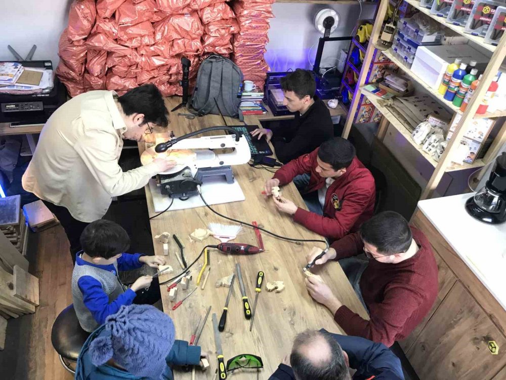 Konya'daki öğrenciler depremzede çocuklar için üretti