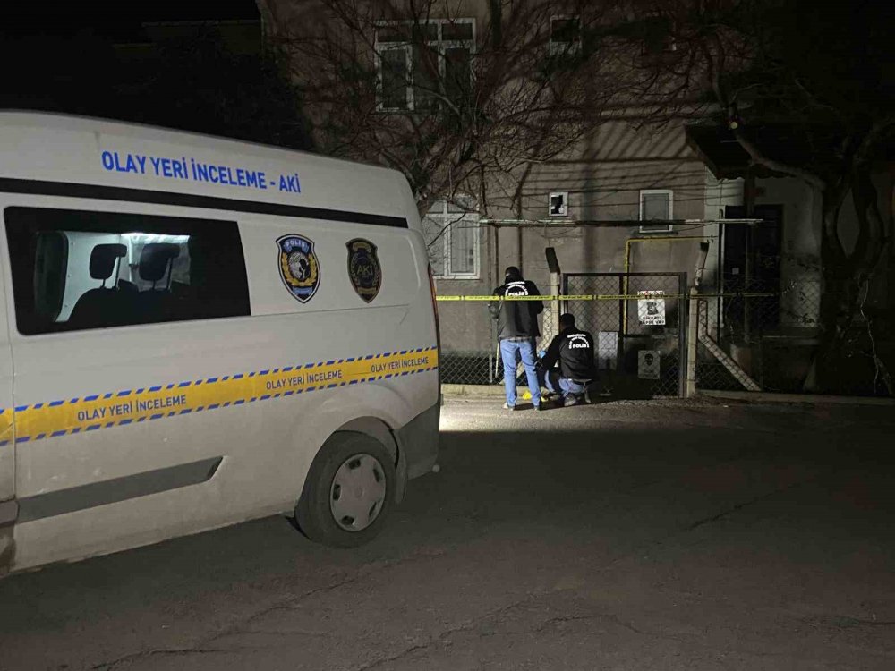 Tartıştığı şahsı sokak ortasında silahla vurup kaçtı