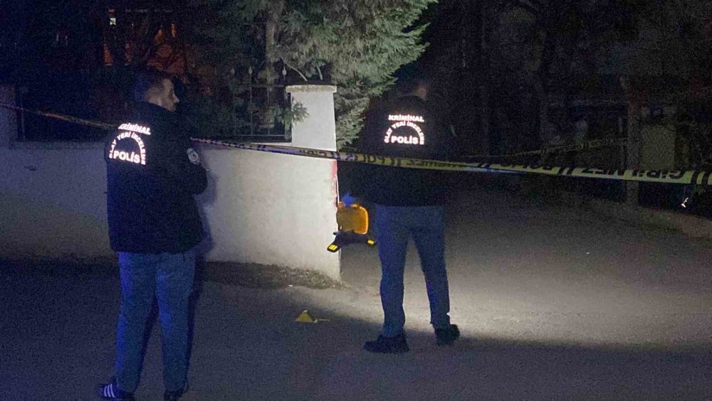 Tartıştığı şahsı sokak ortasında silahla vurup kaçtı