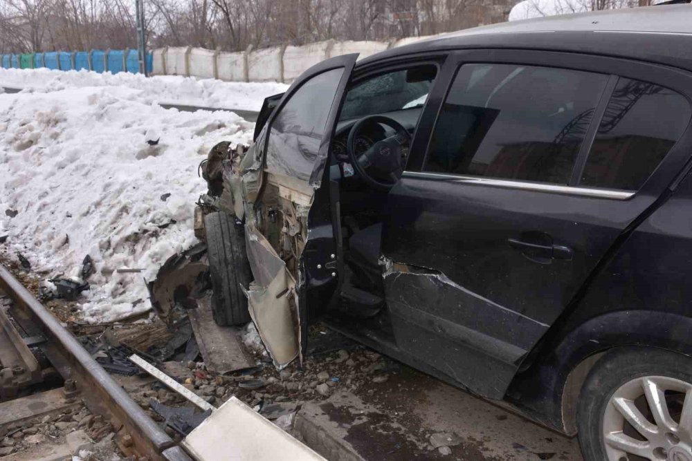 Tren otomobile çarptı, faciadan dönüldü