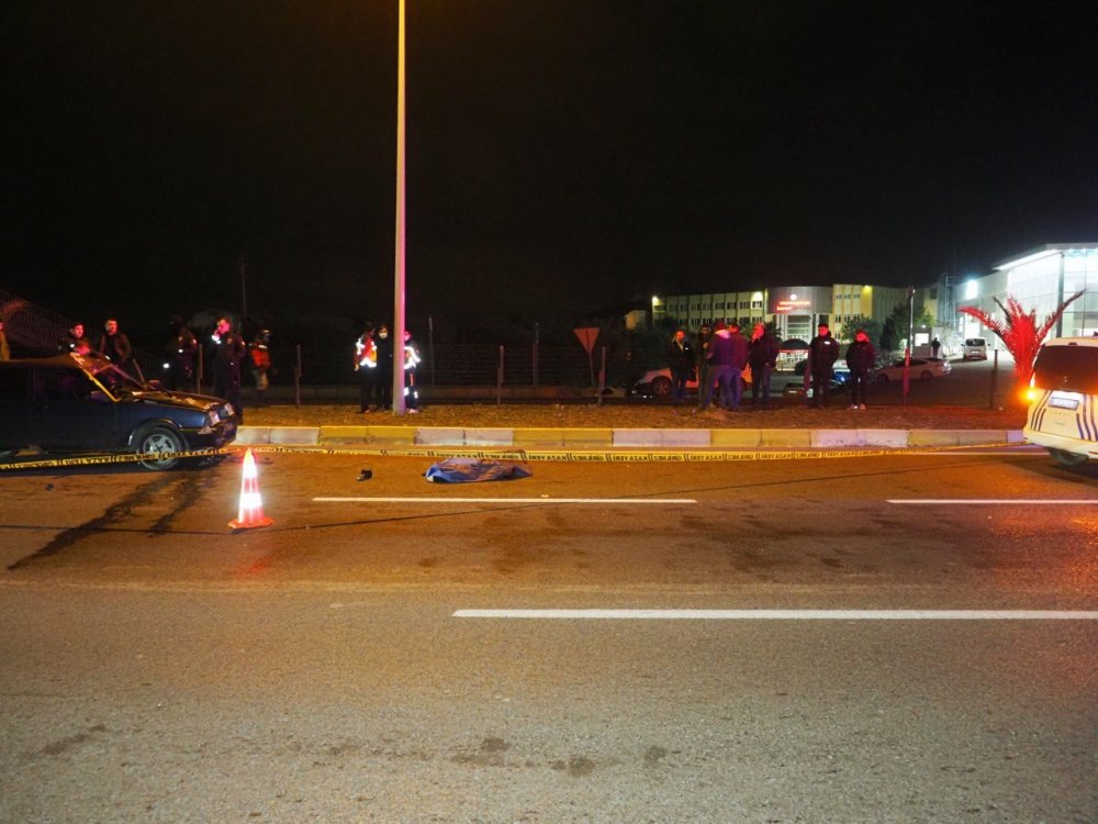 Yolun karşısına geçerken otomobil çarptı