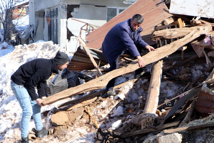200 evin yıkıldığı köyde herkes insan üstü gayret gösterdi
