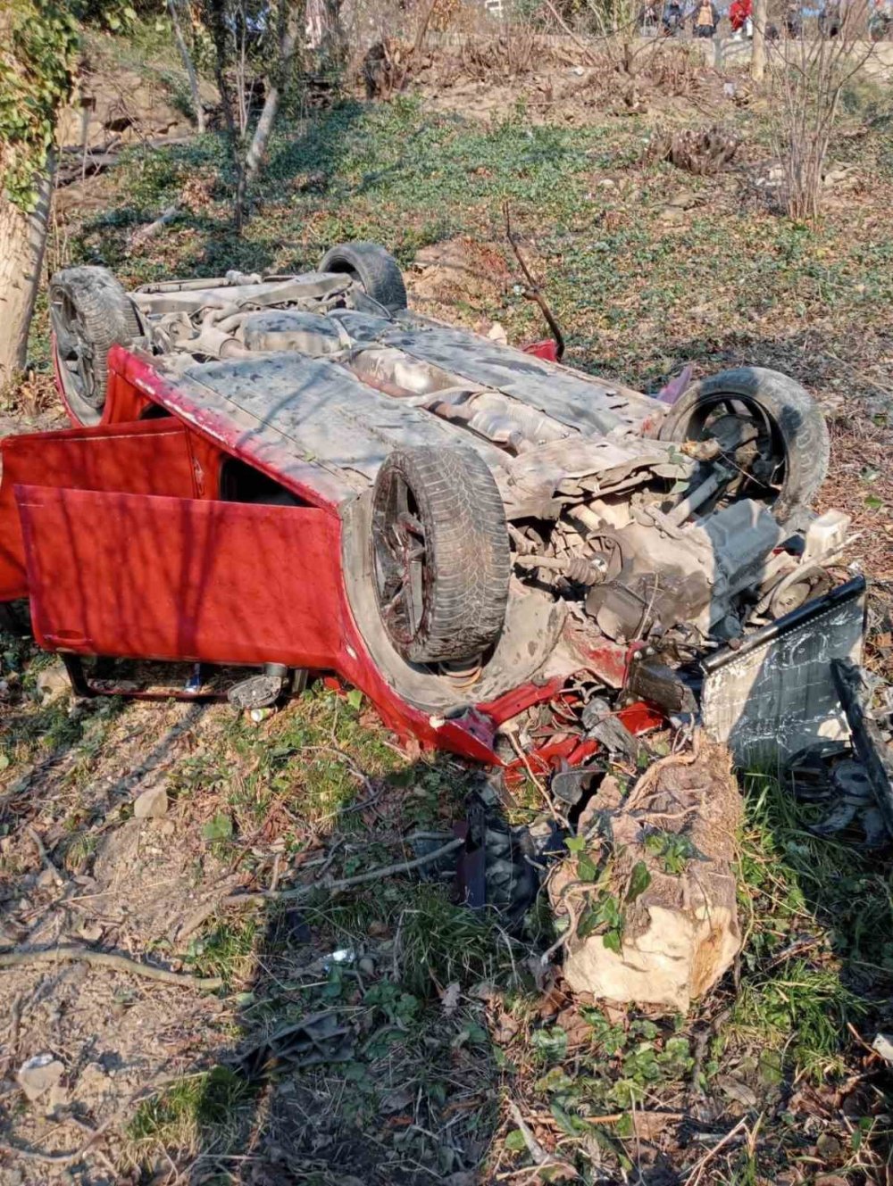 50 metreden ormanlık alana uçtu! Yaralılar var