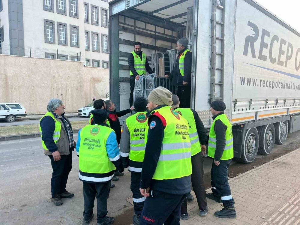 Ağrılı iş adamı depremzedeler için kolları sıvadı