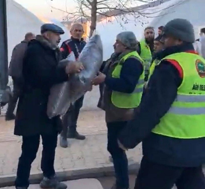 Ağrılı iş adamı depremzedeler için kolları sıvadı