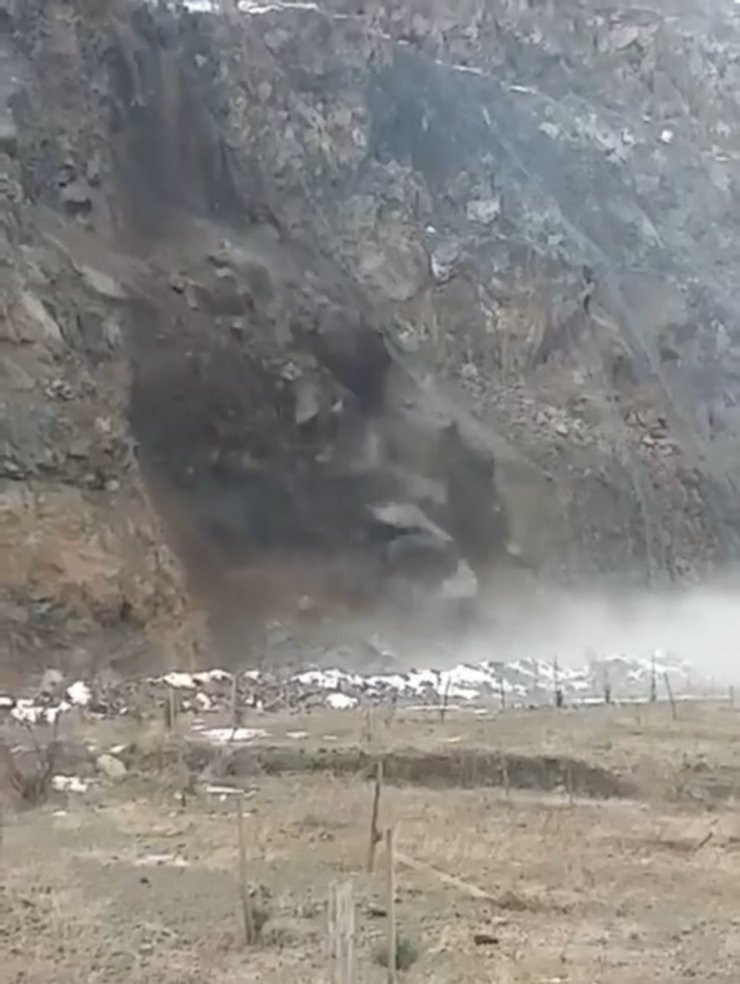 Artvin- Ardahan kara yolu heyelanla  kapandı