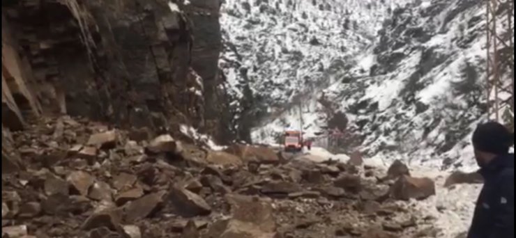 Artvin- Ardahan kara yolu heyelanla  kapandı