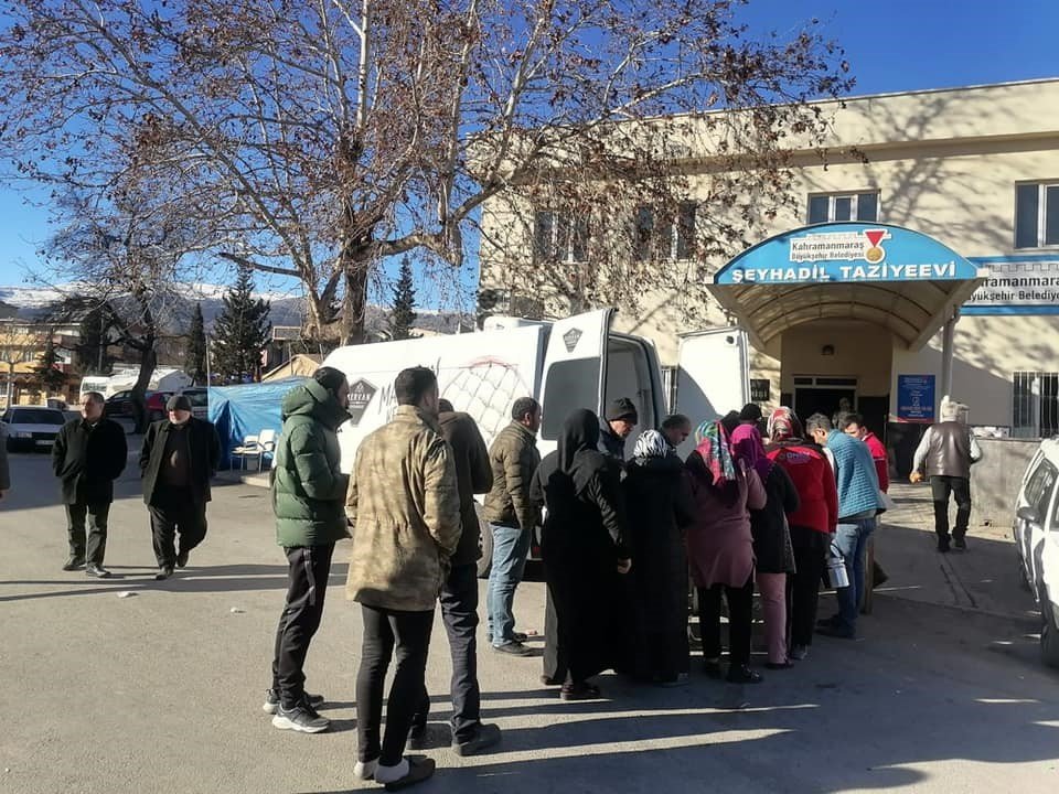 Depremzedelere sıcak yemek ulaştırmak için seferber oldular