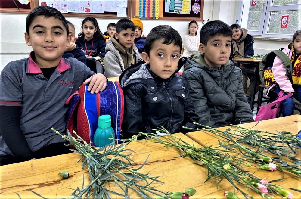 Duygusal anlar! Depremzede sınıf arkadaşlarını karanfillerle karşıladılar