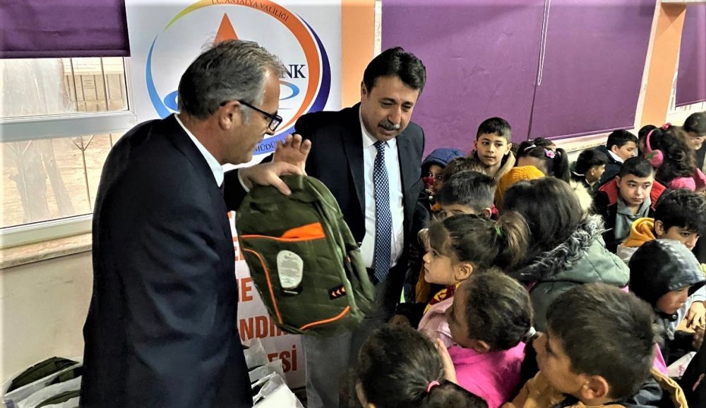 Duygusal anlar! Depremzede sınıf arkadaşlarını karanfillerle karşıladılar