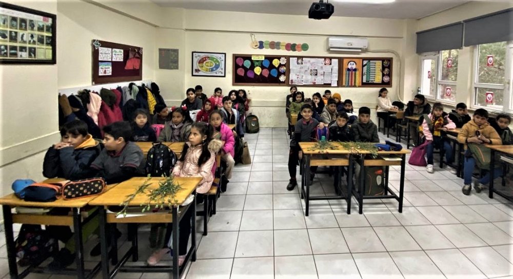 Duygusal anlar! Depremzede sınıf arkadaşlarını karanfillerle karşıladılar