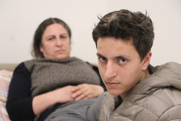 Enkazı tırnaklarıyla kazıyarak çıktılar