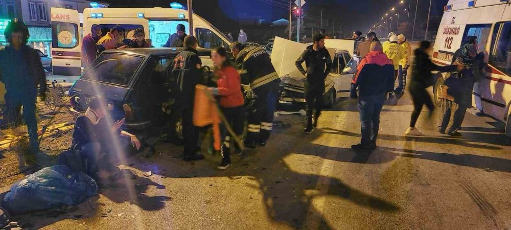 Fethiye’de iki otomobilin çarpıştığı kazada 10 kişi yaralandı