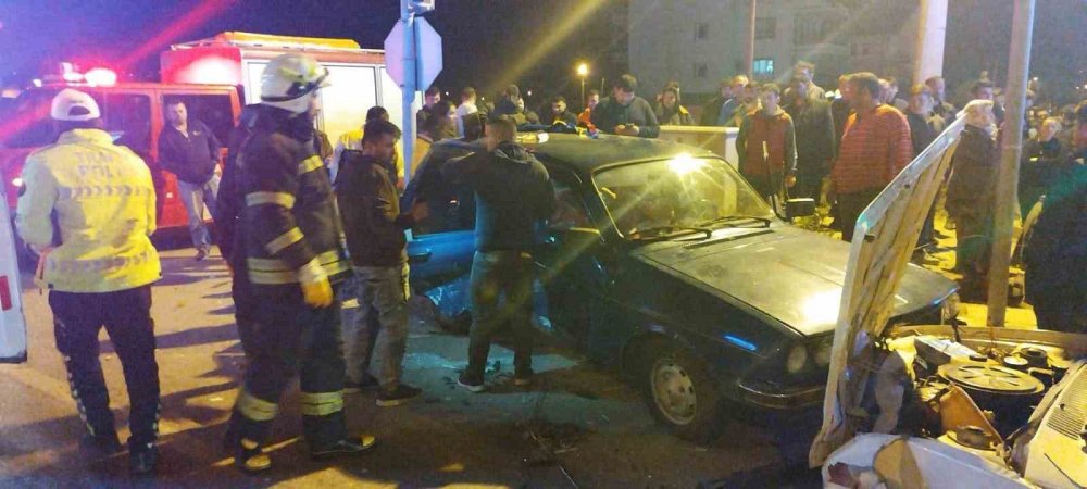 Fethiye’de iki otomobilin çarpıştığı kazada 10 kişi yaralandı