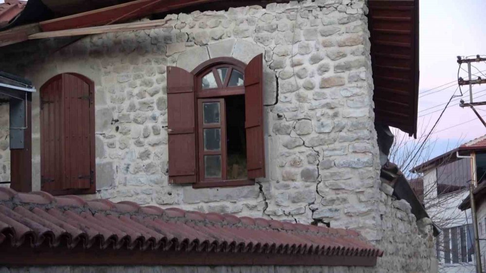 Hatay’da tarihi müze depremde hasar aldı
