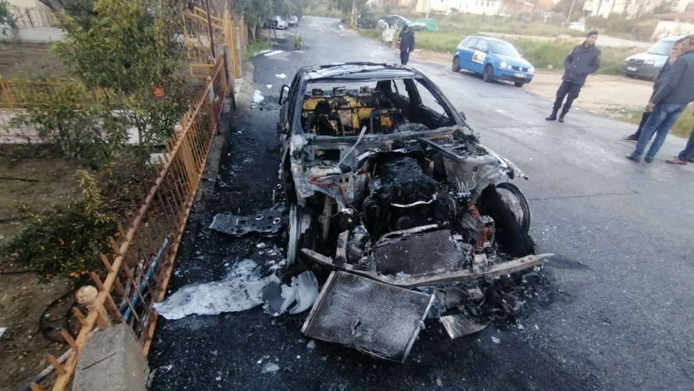Lüks aracı tamamen yanarak kül olurken, sakinliğiyle dikkat çekti