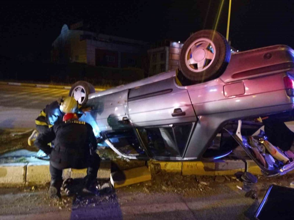 Refüje çarpan otomobil takla attı: 2 yaralı