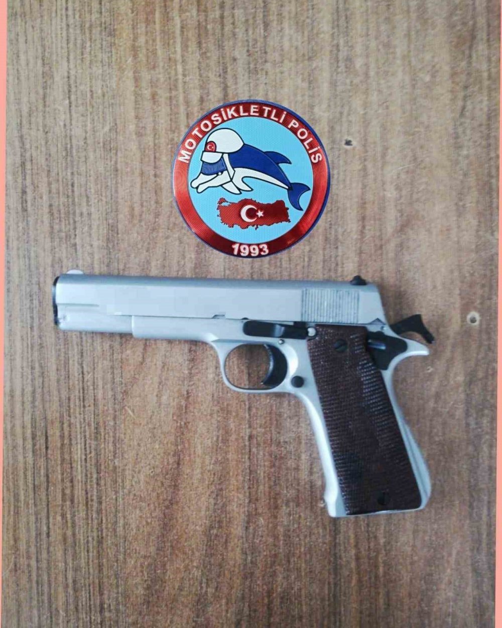 Van’da polis ekiplerince yürütülen çalışmalarda çok sayıda kişi tutuklandı!