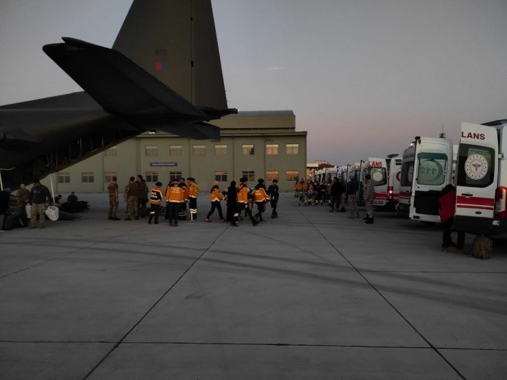 Adana'dan 10 yaralı askeri uçakla İstanbul'a getirildi