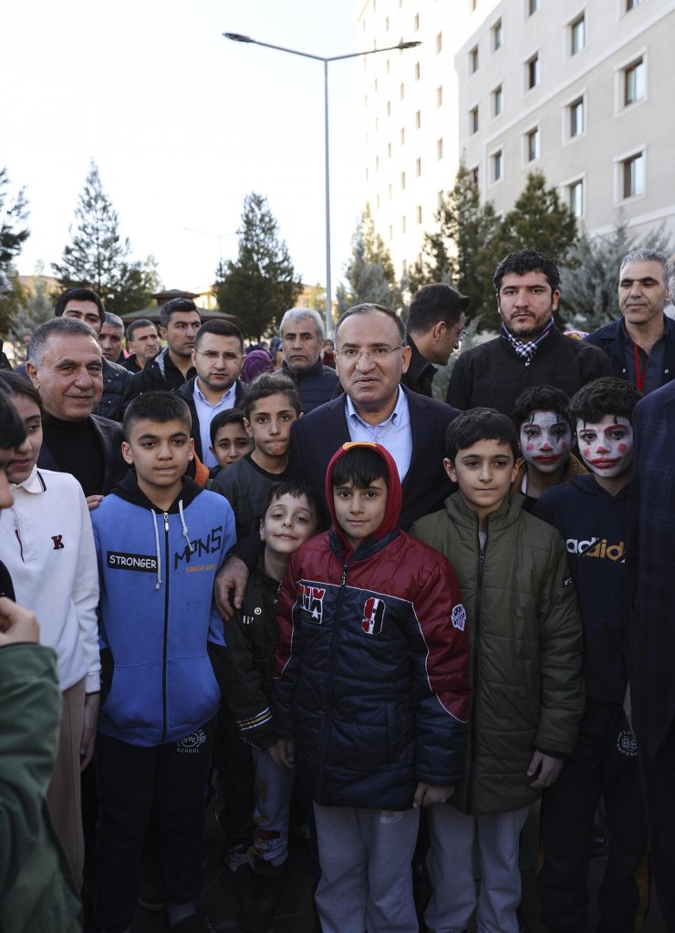 Bakan Bozdağ: 1 yıl içinde evleriniz yapılacak eşyalarınızda verilecek