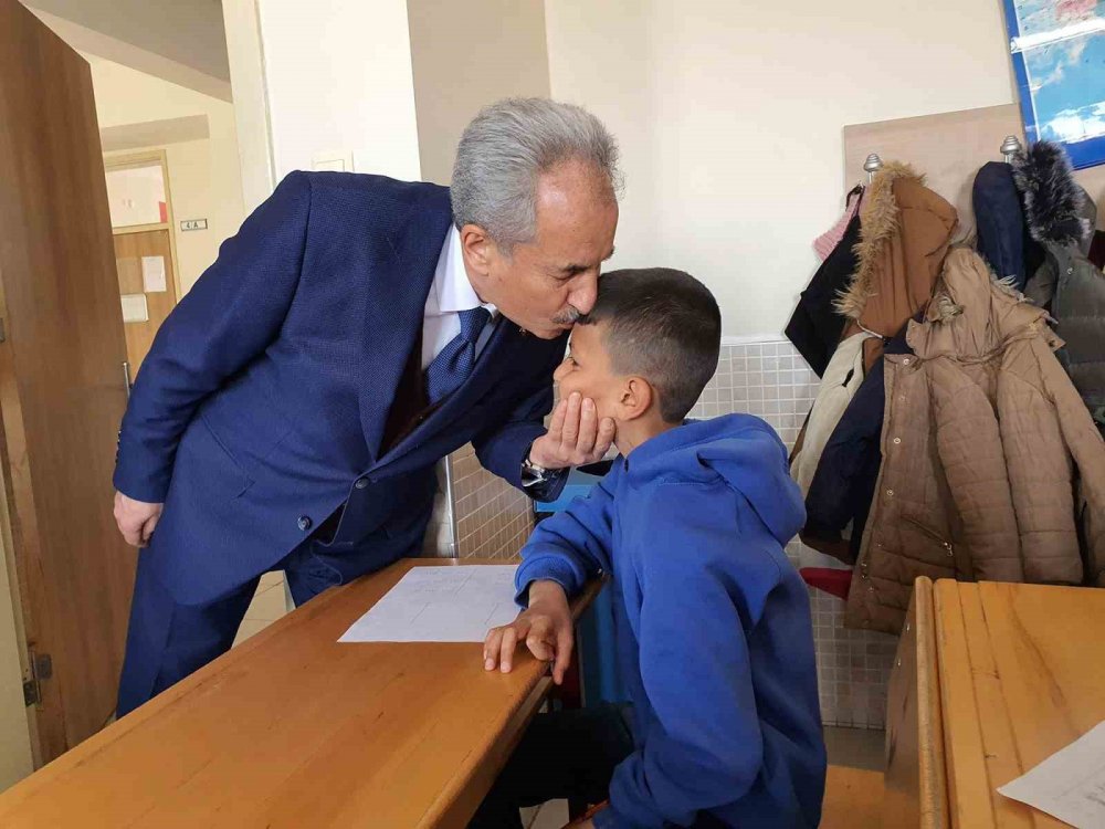 Başkan Akkaya'dan depremzede öğrencilere ziyaret