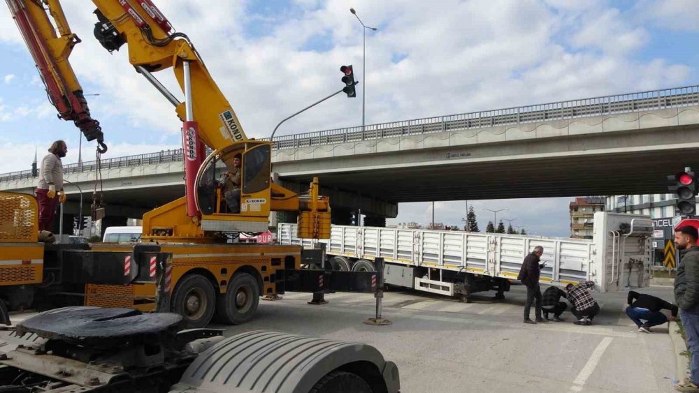 Facianın eşiğinden dönüldü! Konya'da yola çıkan TIR'ın dorsesi çekiciden ayrıldı