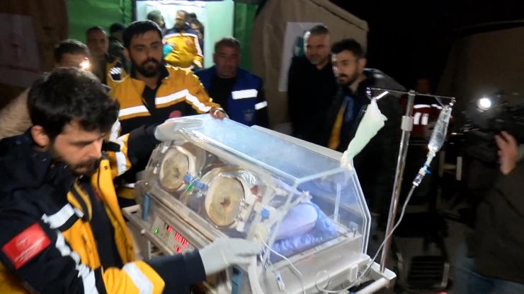 Hatay depreminde panikle evden kaçan hamile kadın erken doğum yaptı