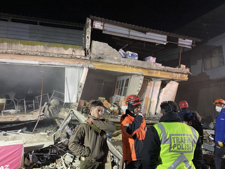 Hatay’da bir işyeri enkazında arama kurtarma çalışması başlatıldı