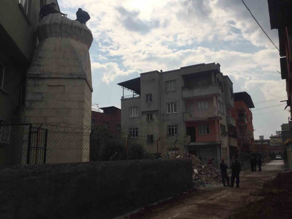 Kontrollü yıkılacaktı, 3 katlı evin üzerine düştü