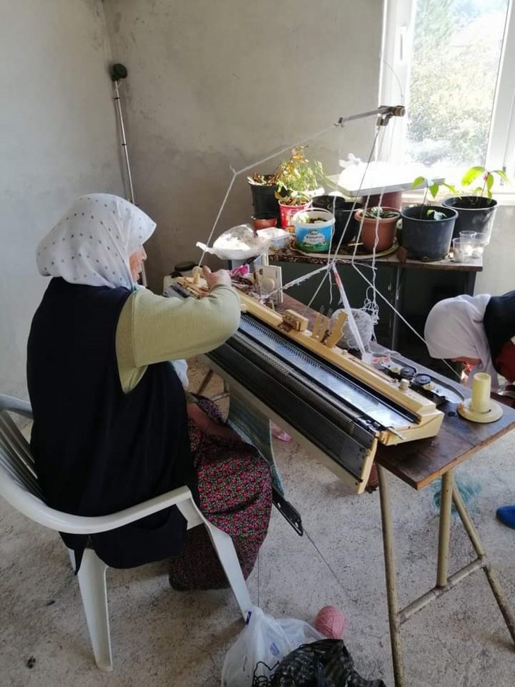 71 yaşında depremzedeler için örgü makinesinin başına geçti