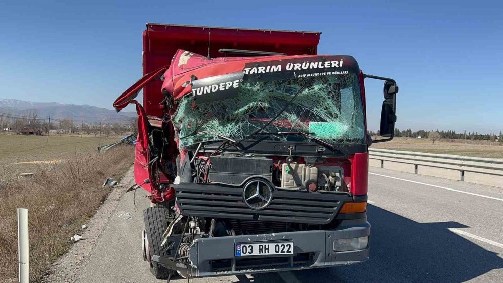 Afyonkarahisar-Konya kaza! Bir römork arpa yola ve tarlaya saçıldı
