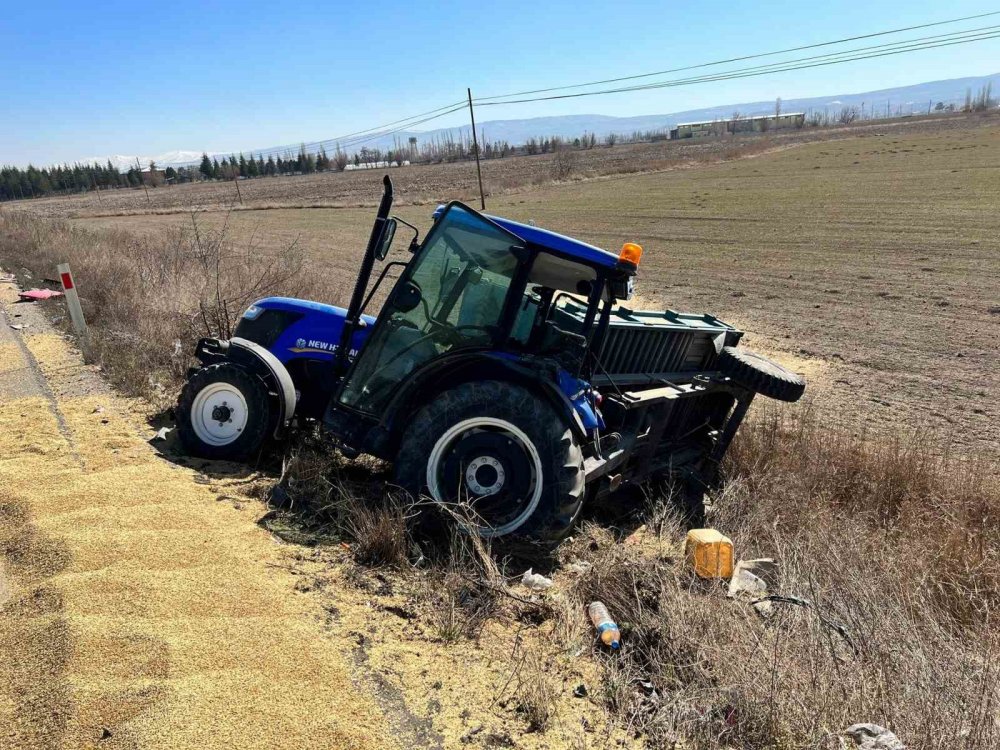 Afyonkarahisar-Konya kaza! Bir römork arpa yola ve tarlaya saçıldı
