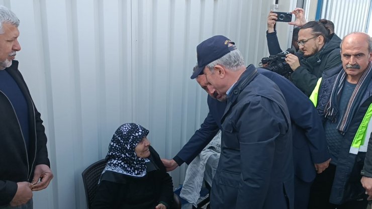 Bakan Akar'dan, depremin vurduğu iki ilçeye ziyaret