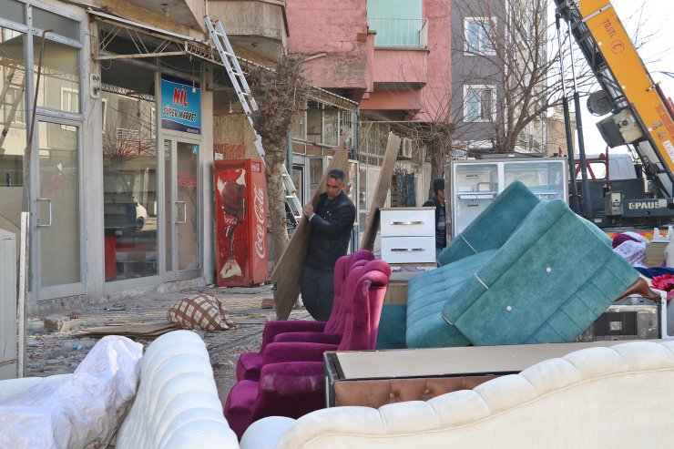 Depremin vurduğu Adıyaman'da vatandaşlar, kentten ayrılıyor
