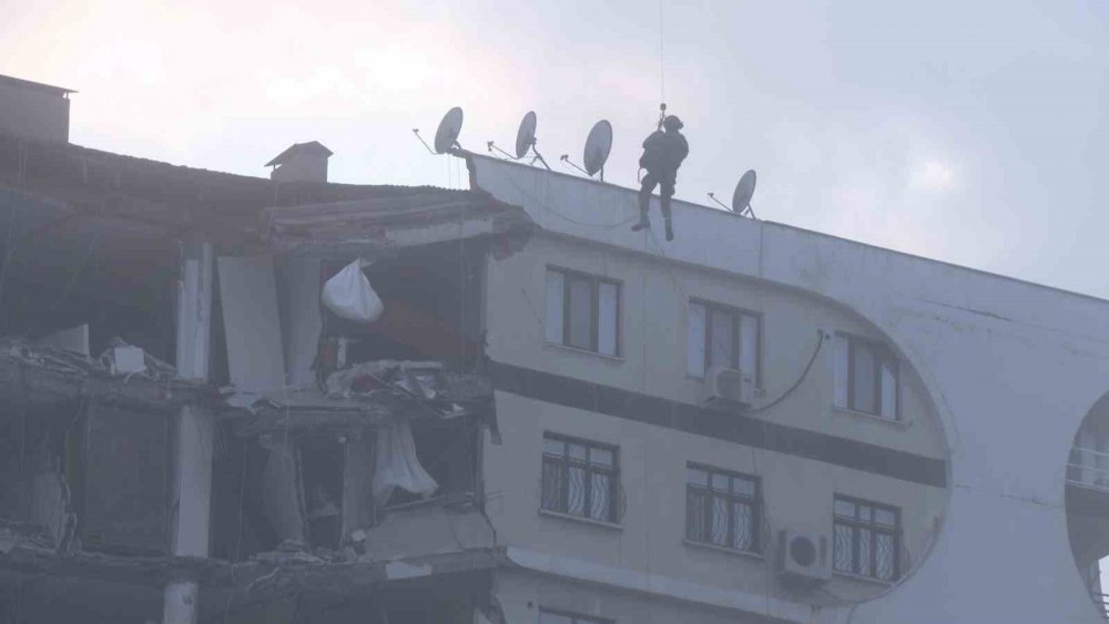 Enkazdaki kedi için helikopter kaldırıldı