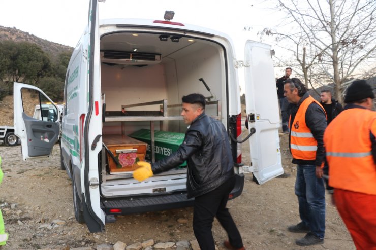 İki otomobil dere yatağına uçtu: 2 ölü, 1 yaralı