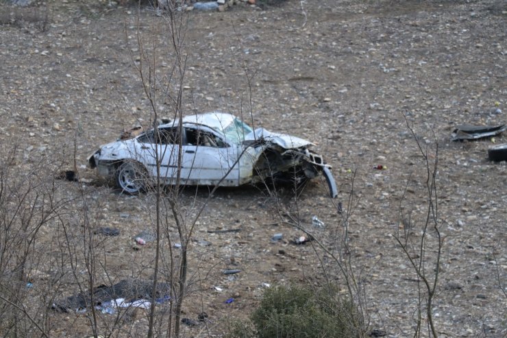 İki otomobil dere yatağına uçtu: 2 ölü, 1 yaralı