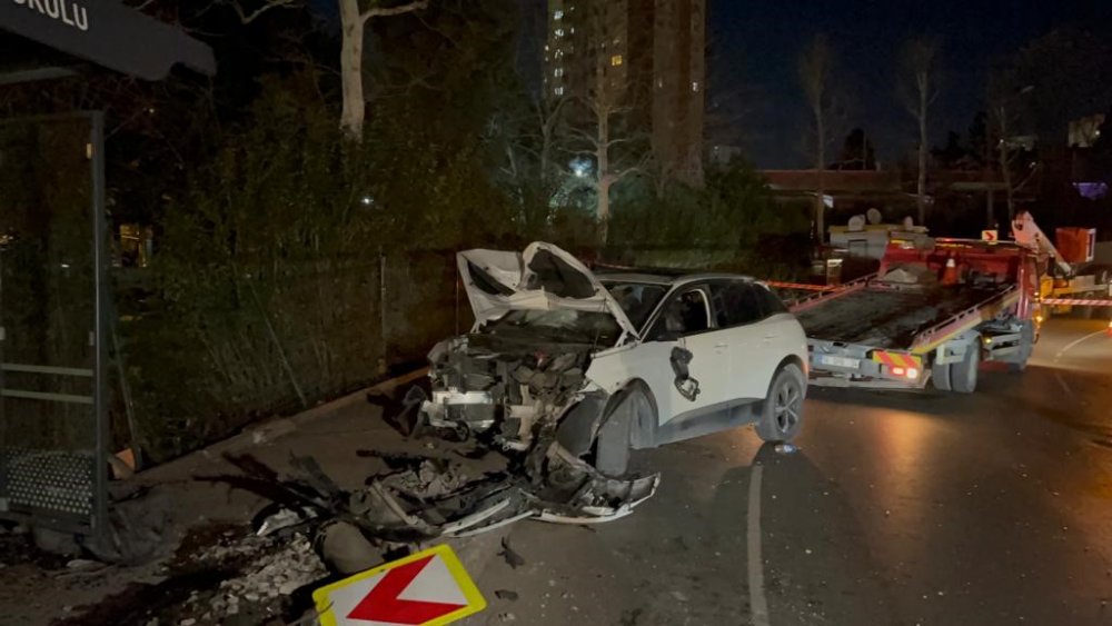 Kontrolden çıkan araç elektrik direğine çarptı: 4 yaralı