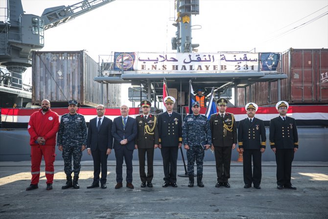 Mısır'ın askeri gemisi depremzedelere 650 tonluk yardım taşıdı