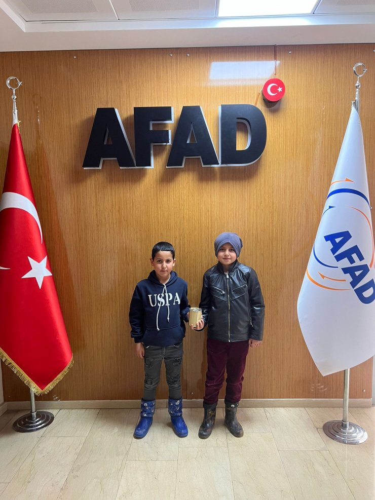 Paralarını depremzedelere bağışlayan kardeşlere, bisiklet sürprizi