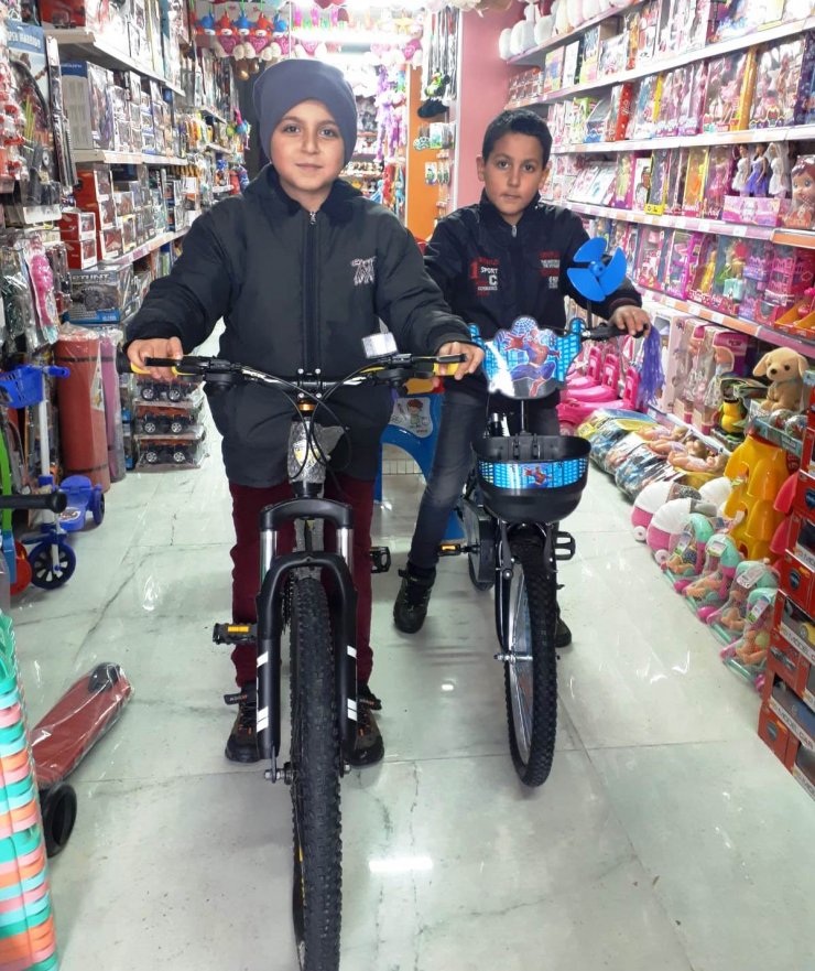 Paralarını depremzedelere bağışlayan kardeşlere, bisiklet sürprizi