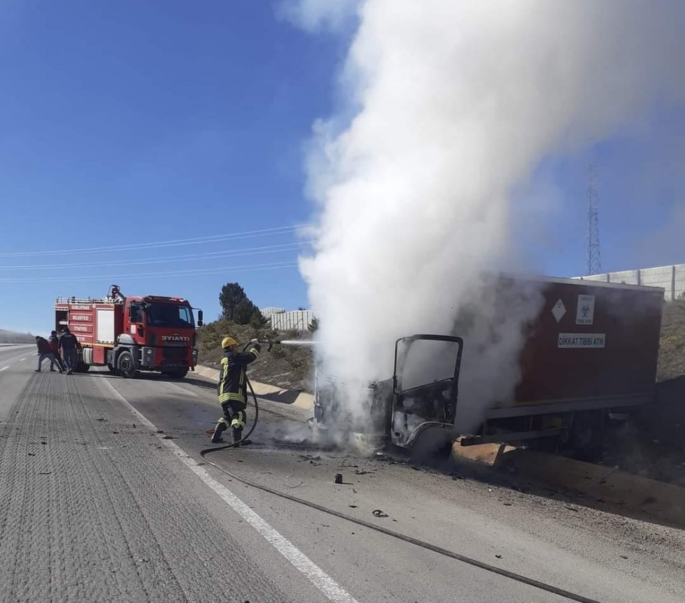 Seyir halindeki tıbbi atık aracı yandı