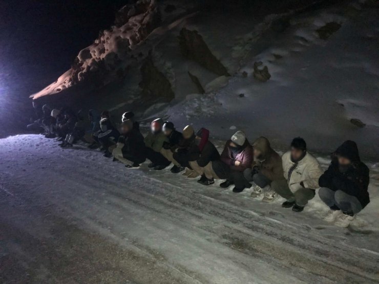 Yüzlerce kaçak göçmen ile 6 organizatör yakalandı