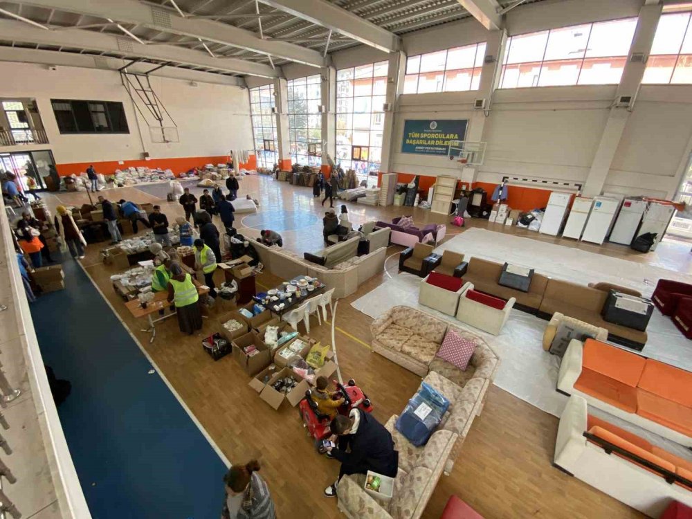 Farklı ülkelerden eğitim için geldikleri Konya’da depremzedeler için el ele verdiler