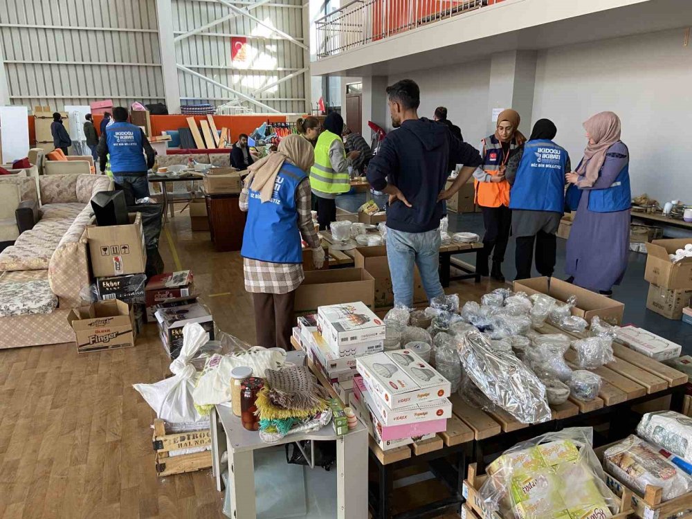 Farklı ülkelerden eğitim için geldikleri Konya’da depremzedeler için el ele verdiler