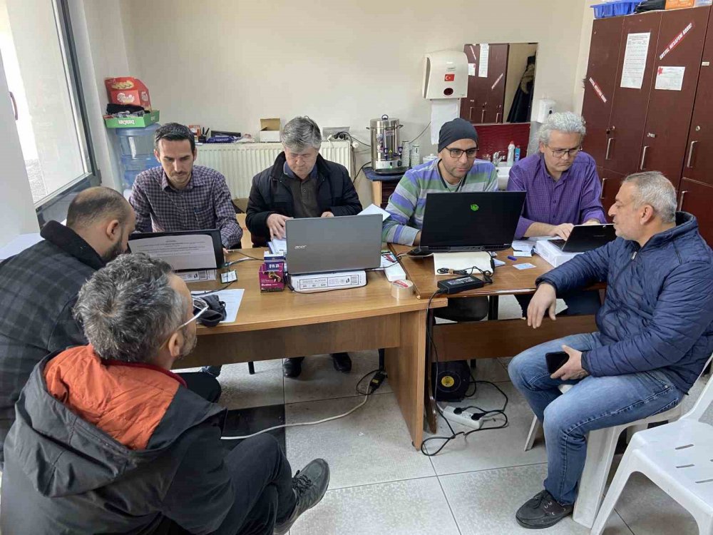 Farklı ülkelerden eğitim için geldikleri Konya’da depremzedeler için el ele verdiler