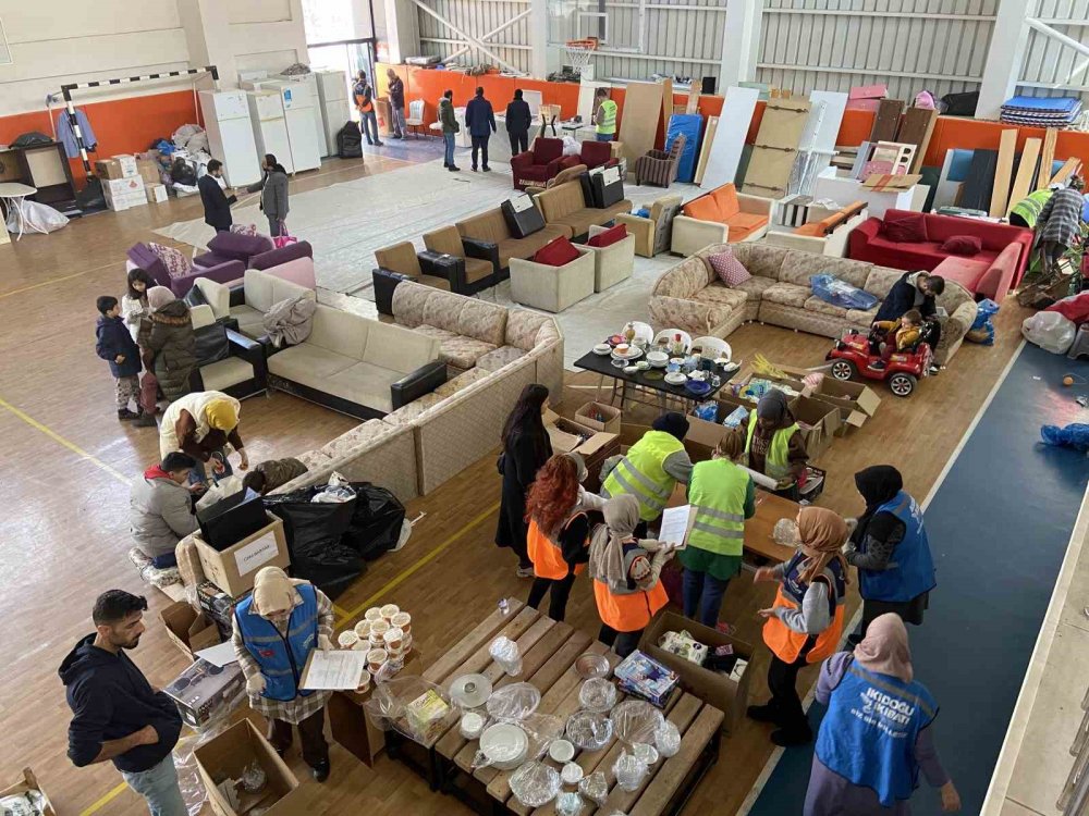 Farklı ülkelerden eğitim için geldikleri Konya’da depremzedeler için el ele verdiler