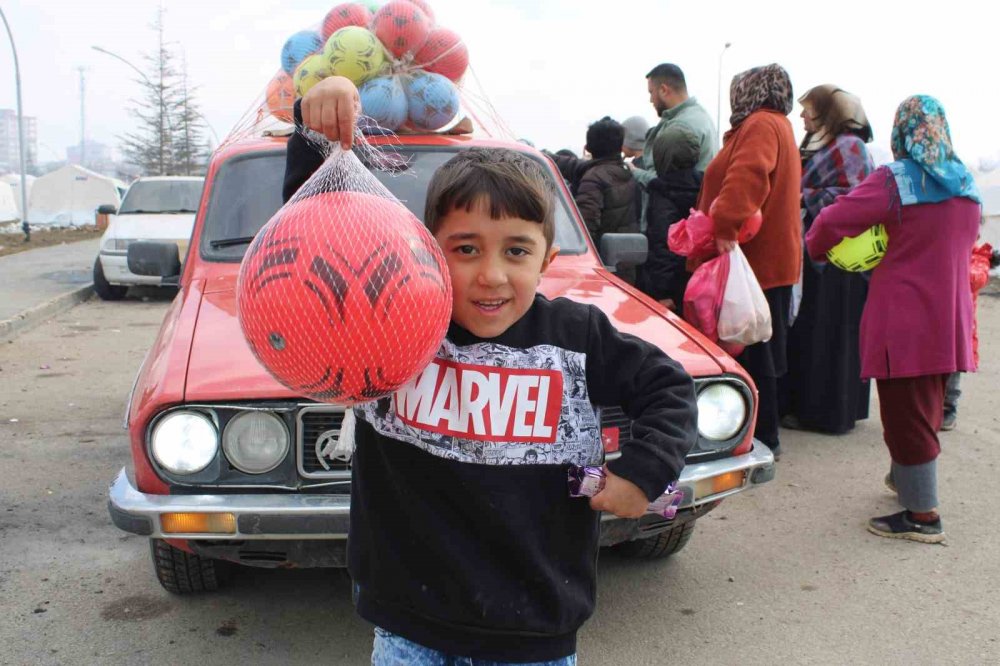 Gördüğü rüyanın etkisiyle topladığı oyuncakları çocuklara ulaştırdı